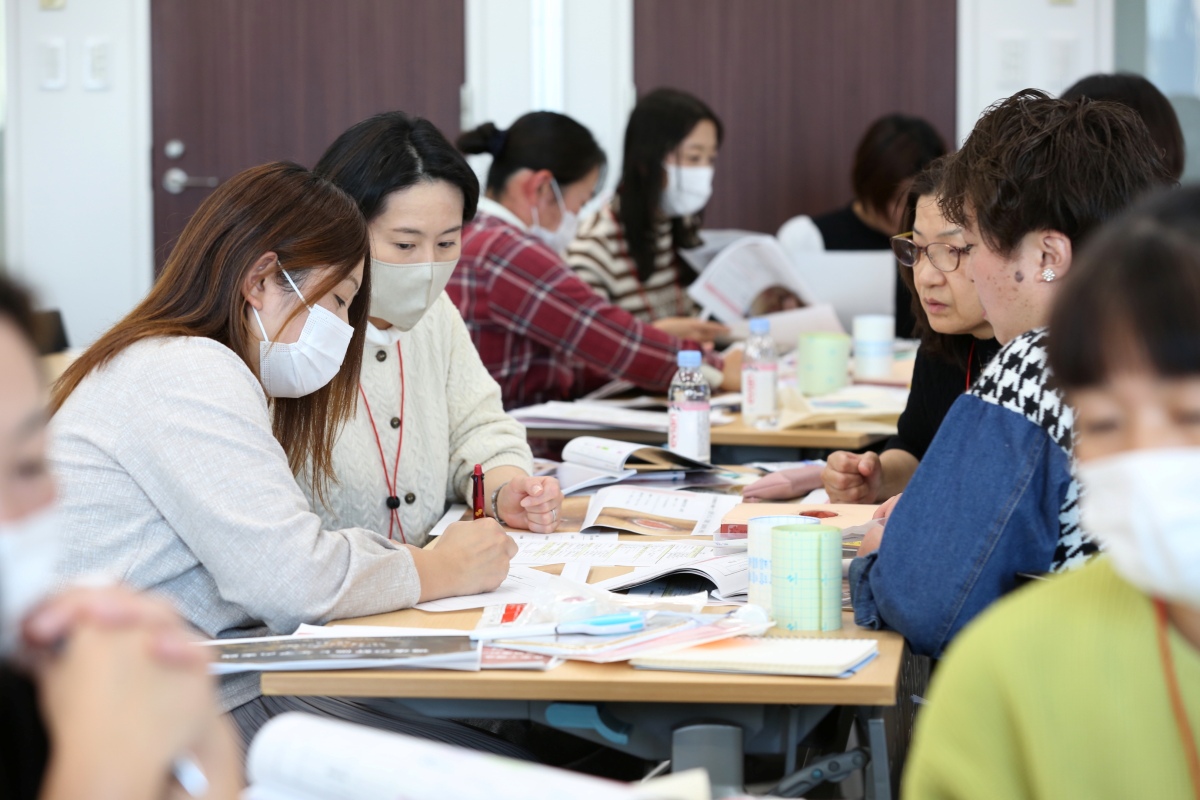 褥瘡評価スケールをもとにケア方法を協議する様子-1